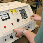 service-technisian-testing-cable